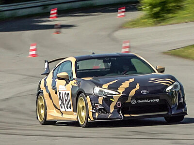 Fahrzeug welches im Slalom Unterwegs ist.